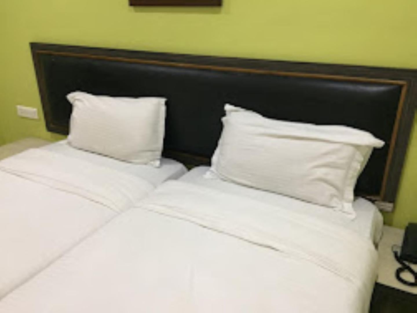 Gokul Plaza Hotel บูบันเนสชวาร์ ภายนอก รูปภาพ
