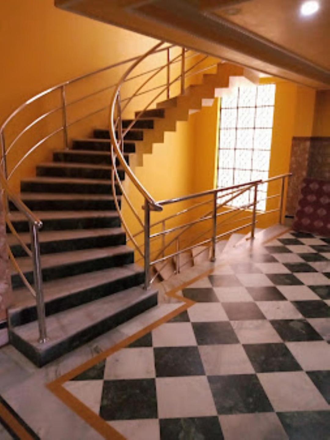 Gokul Plaza Hotel บูบันเนสชวาร์ ภายนอก รูปภาพ