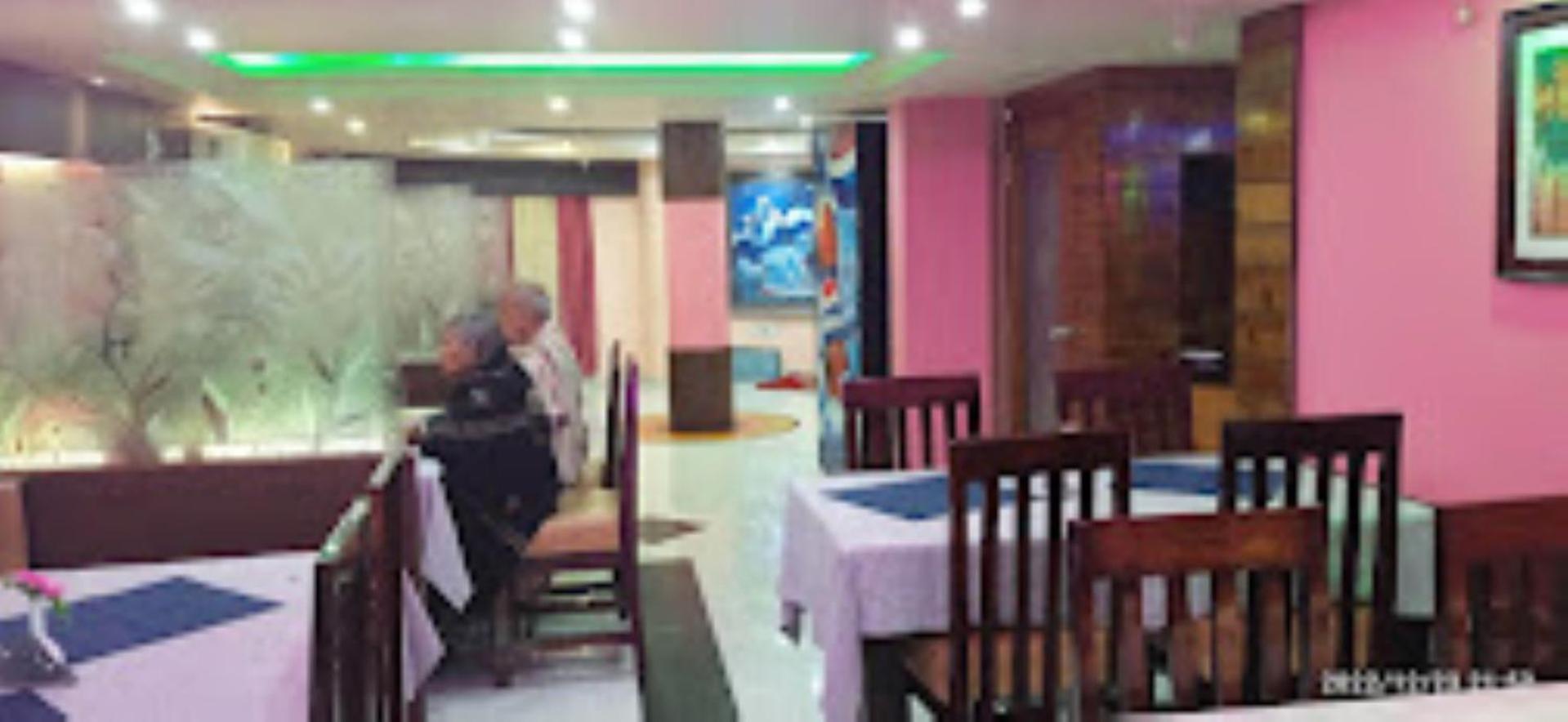 Gokul Plaza Hotel บูบันเนสชวาร์ ภายนอก รูปภาพ