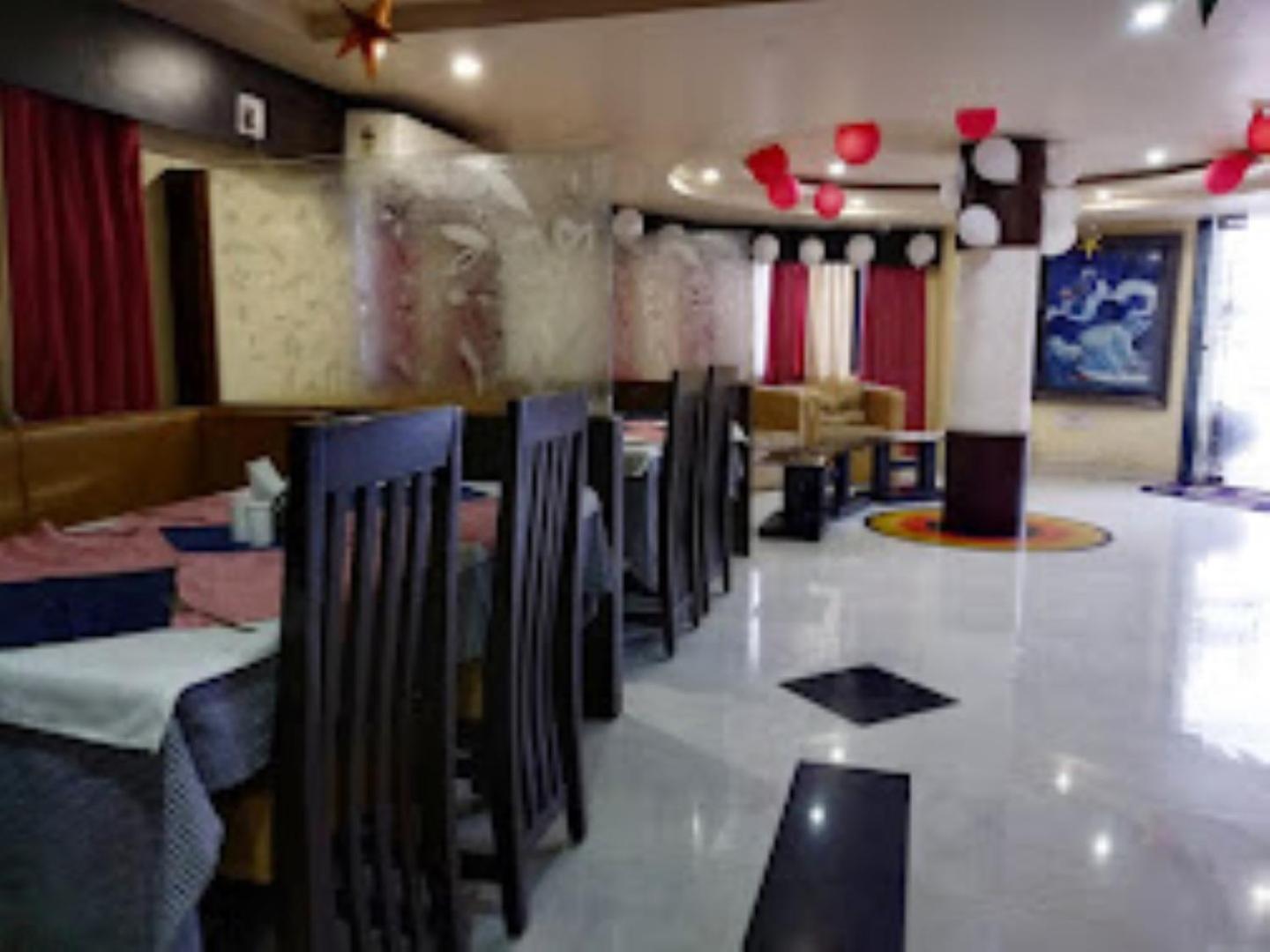 Gokul Plaza Hotel บูบันเนสชวาร์ ภายนอก รูปภาพ