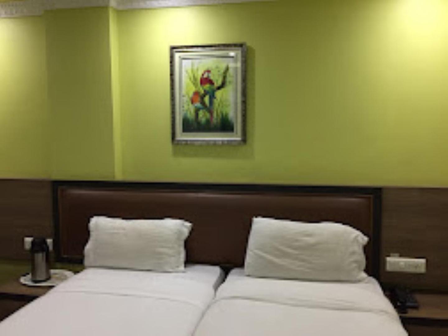 Gokul Plaza Hotel บูบันเนสชวาร์ ภายนอก รูปภาพ