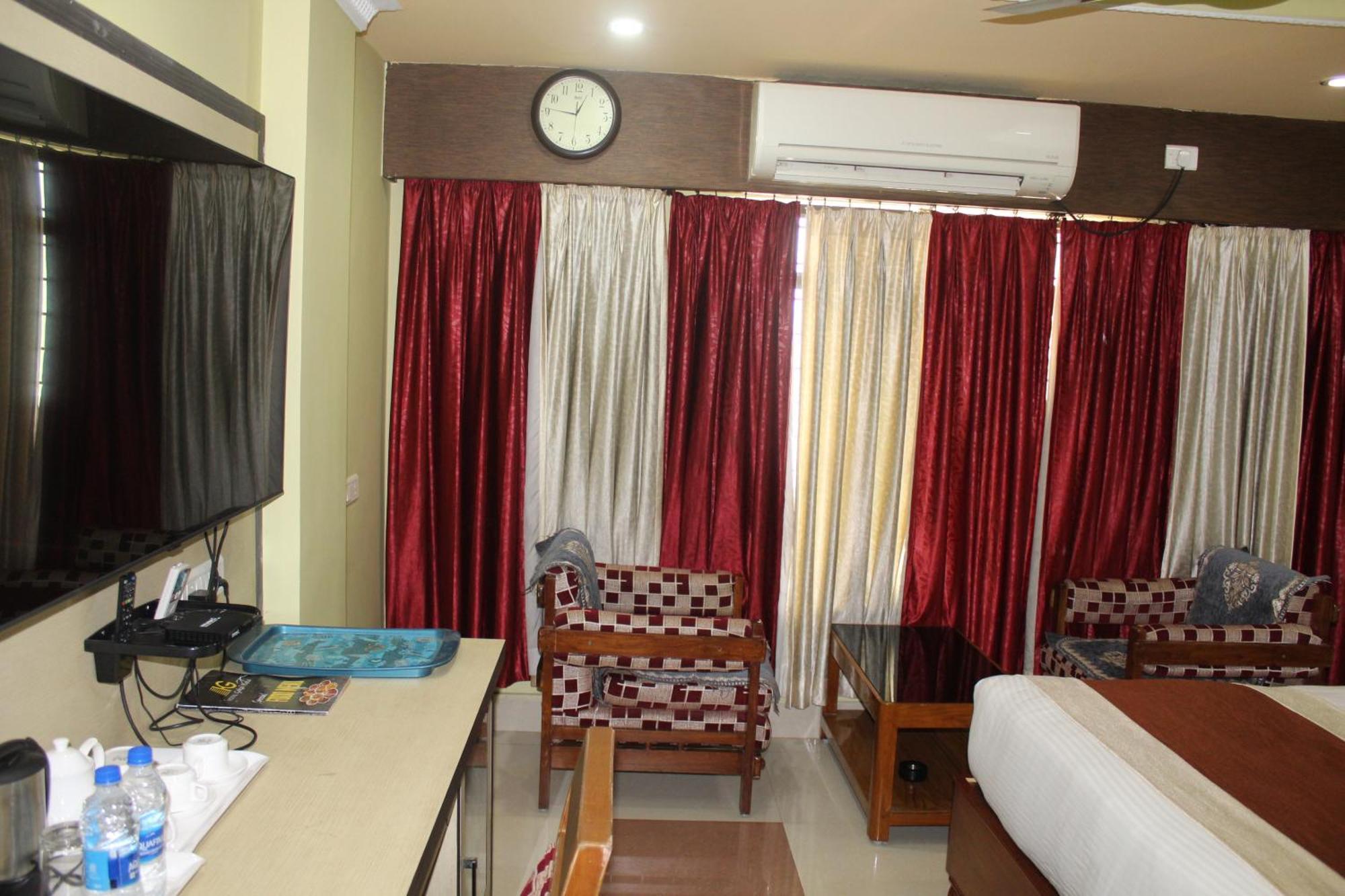 Gokul Plaza Hotel บูบันเนสชวาร์ ภายนอก รูปภาพ