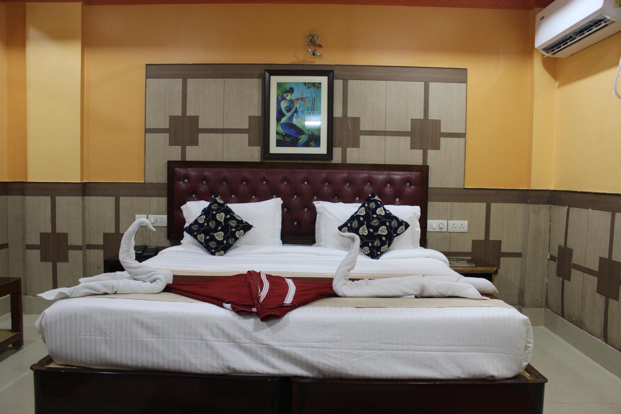 Gokul Plaza Hotel บูบันเนสชวาร์ ภายนอก รูปภาพ