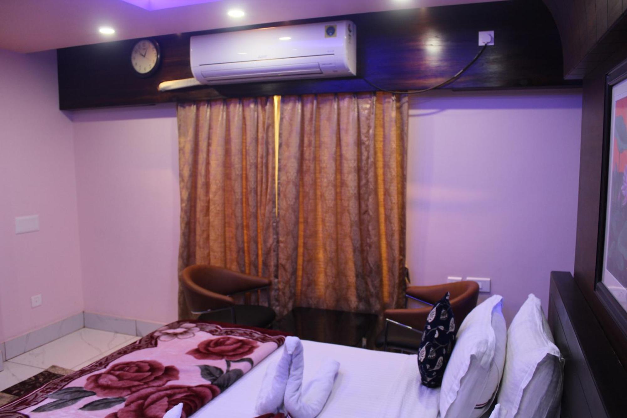 Gokul Plaza Hotel บูบันเนสชวาร์ ภายนอก รูปภาพ