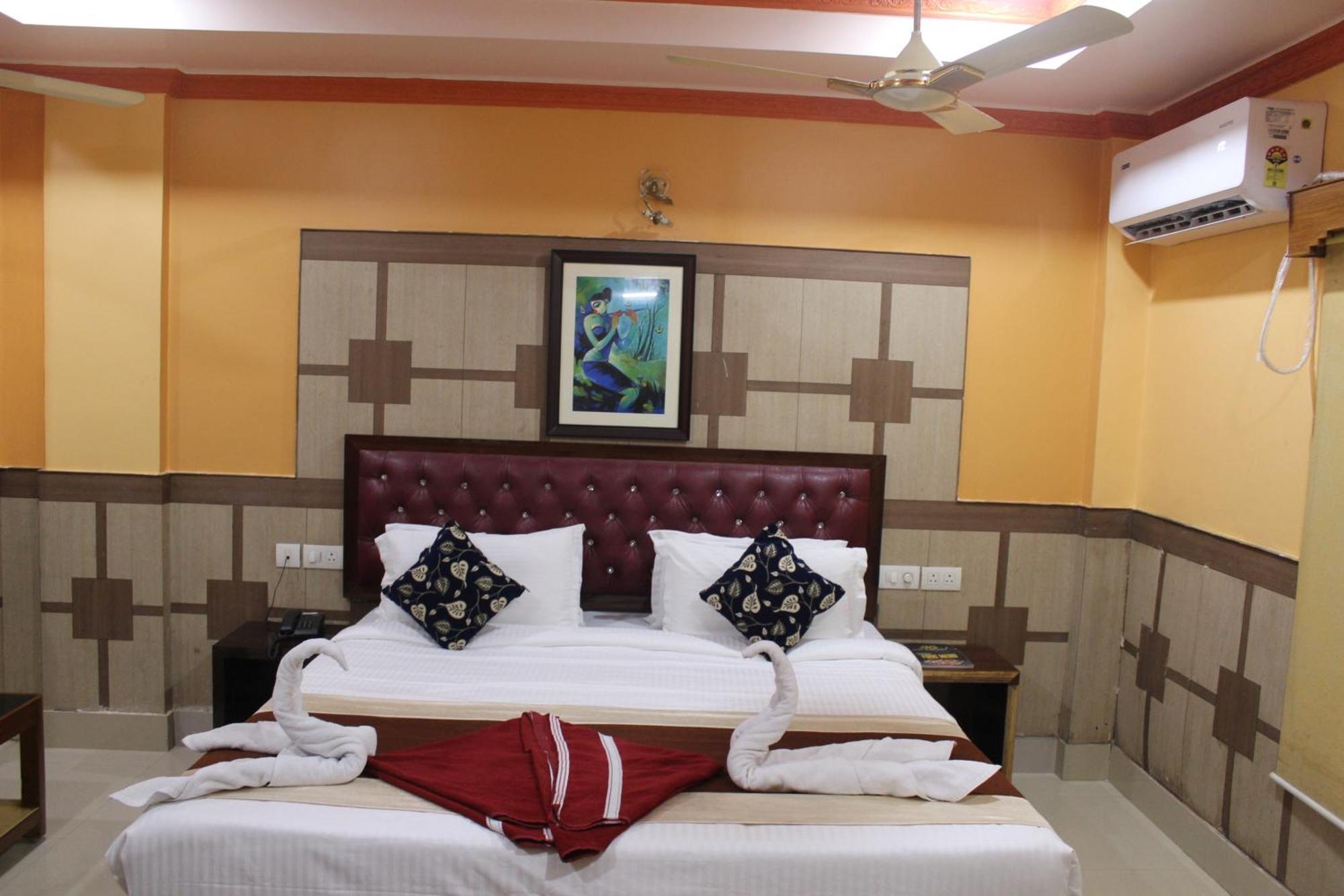 Gokul Plaza Hotel บูบันเนสชวาร์ ภายนอก รูปภาพ