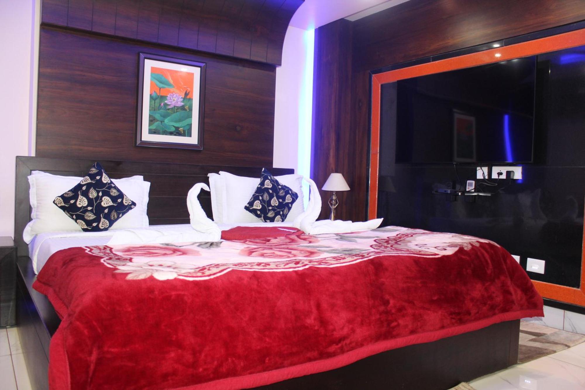 Gokul Plaza Hotel บูบันเนสชวาร์ ภายนอก รูปภาพ