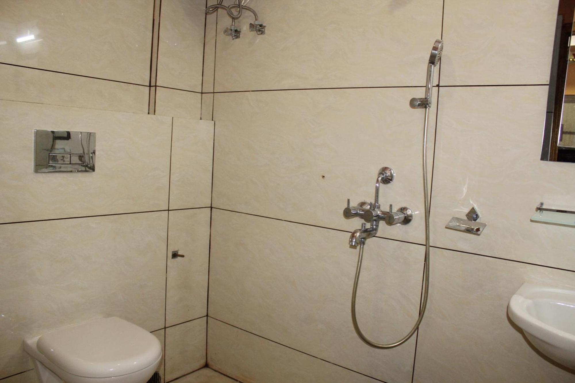 Gokul Plaza Hotel บูบันเนสชวาร์ ภายนอก รูปภาพ