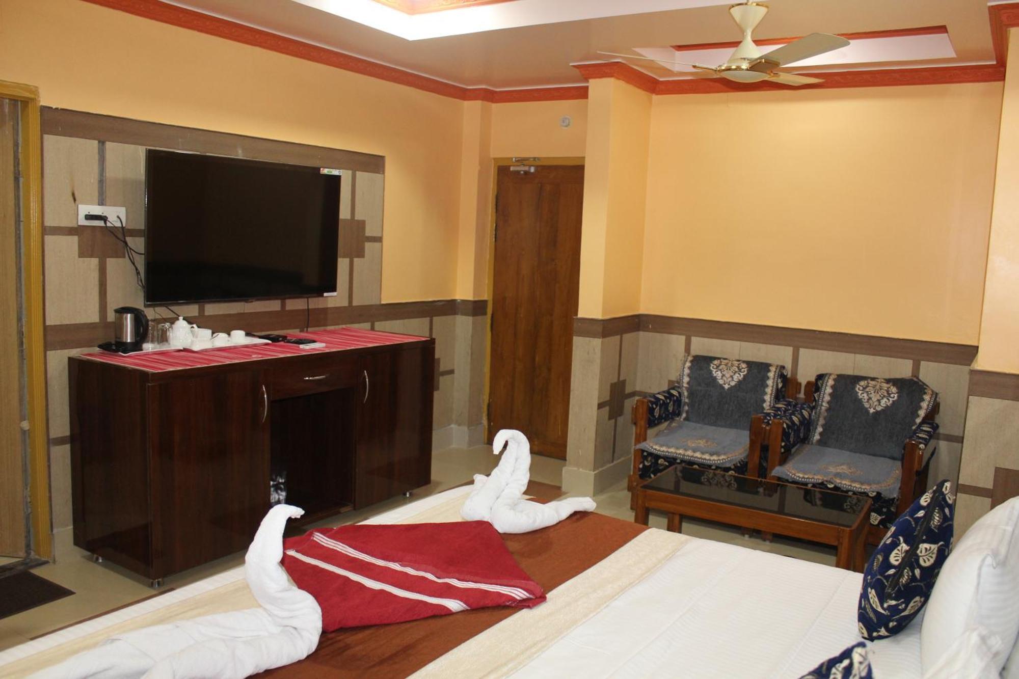 Gokul Plaza Hotel บูบันเนสชวาร์ ภายนอก รูปภาพ