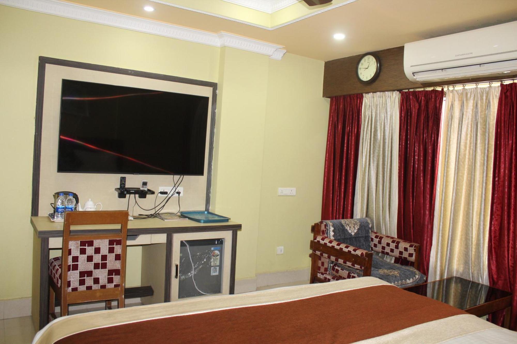 Gokul Plaza Hotel บูบันเนสชวาร์ ภายนอก รูปภาพ