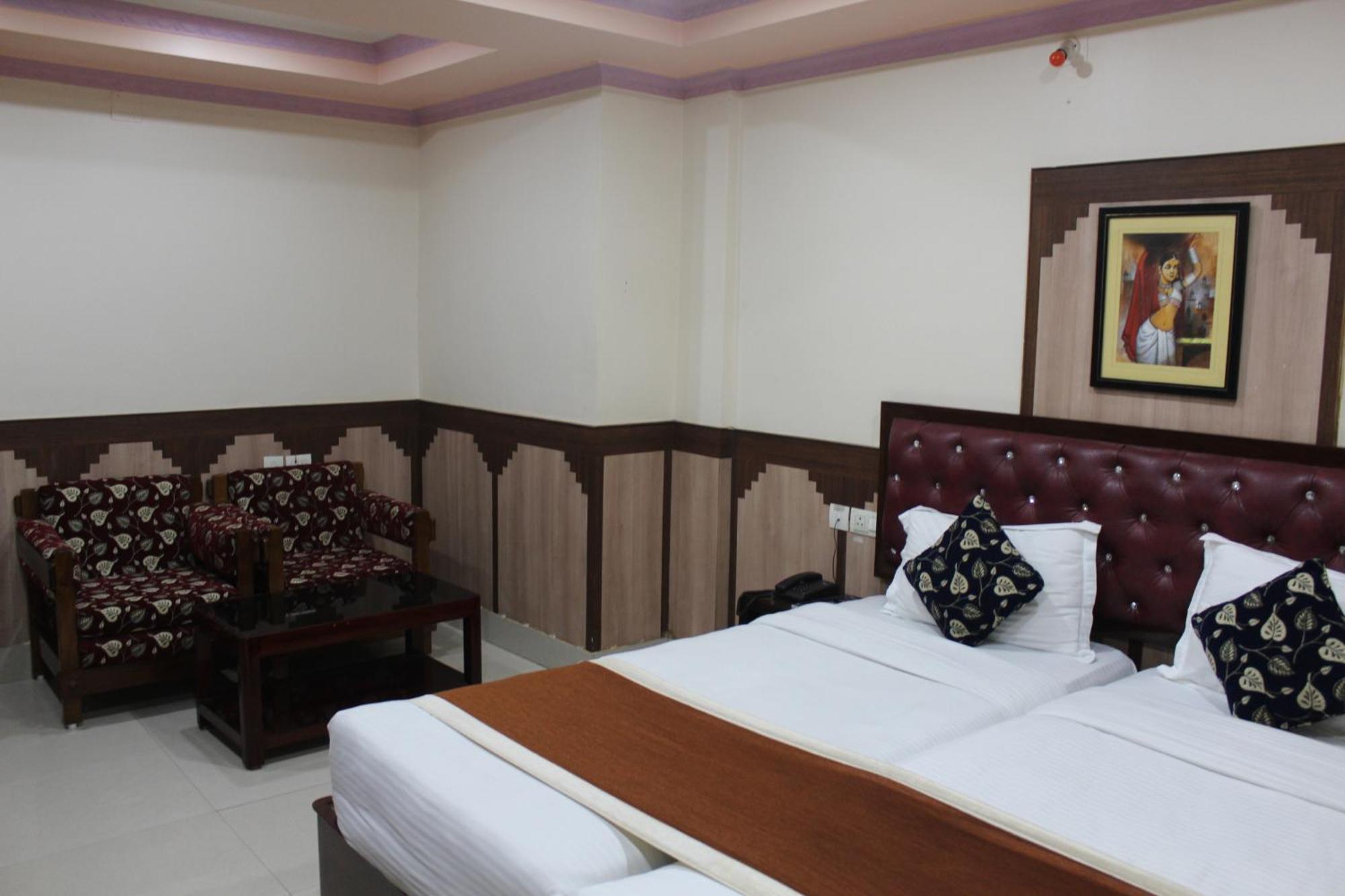 Gokul Plaza Hotel บูบันเนสชวาร์ ภายนอก รูปภาพ