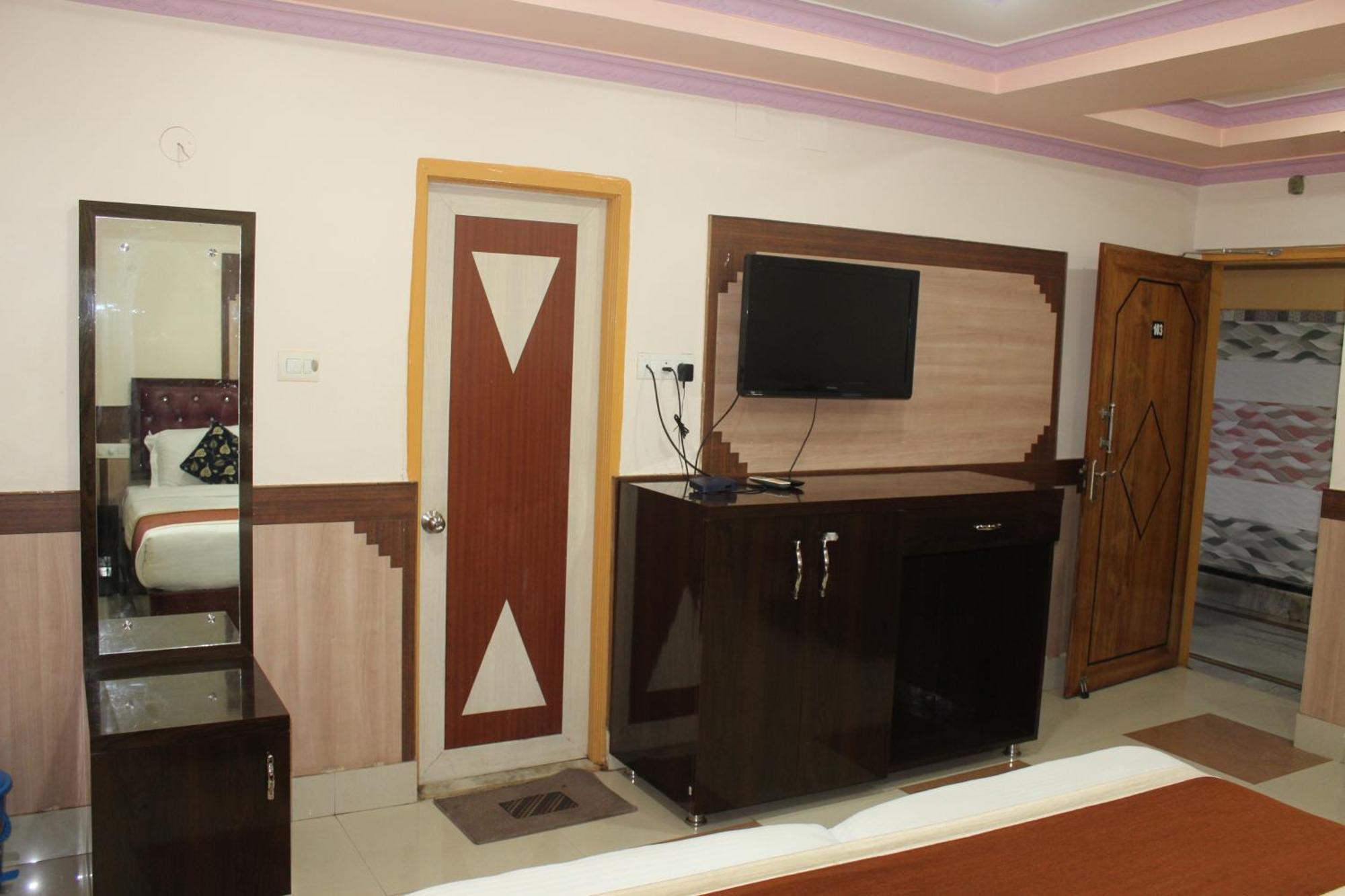 Gokul Plaza Hotel บูบันเนสชวาร์ ภายนอก รูปภาพ