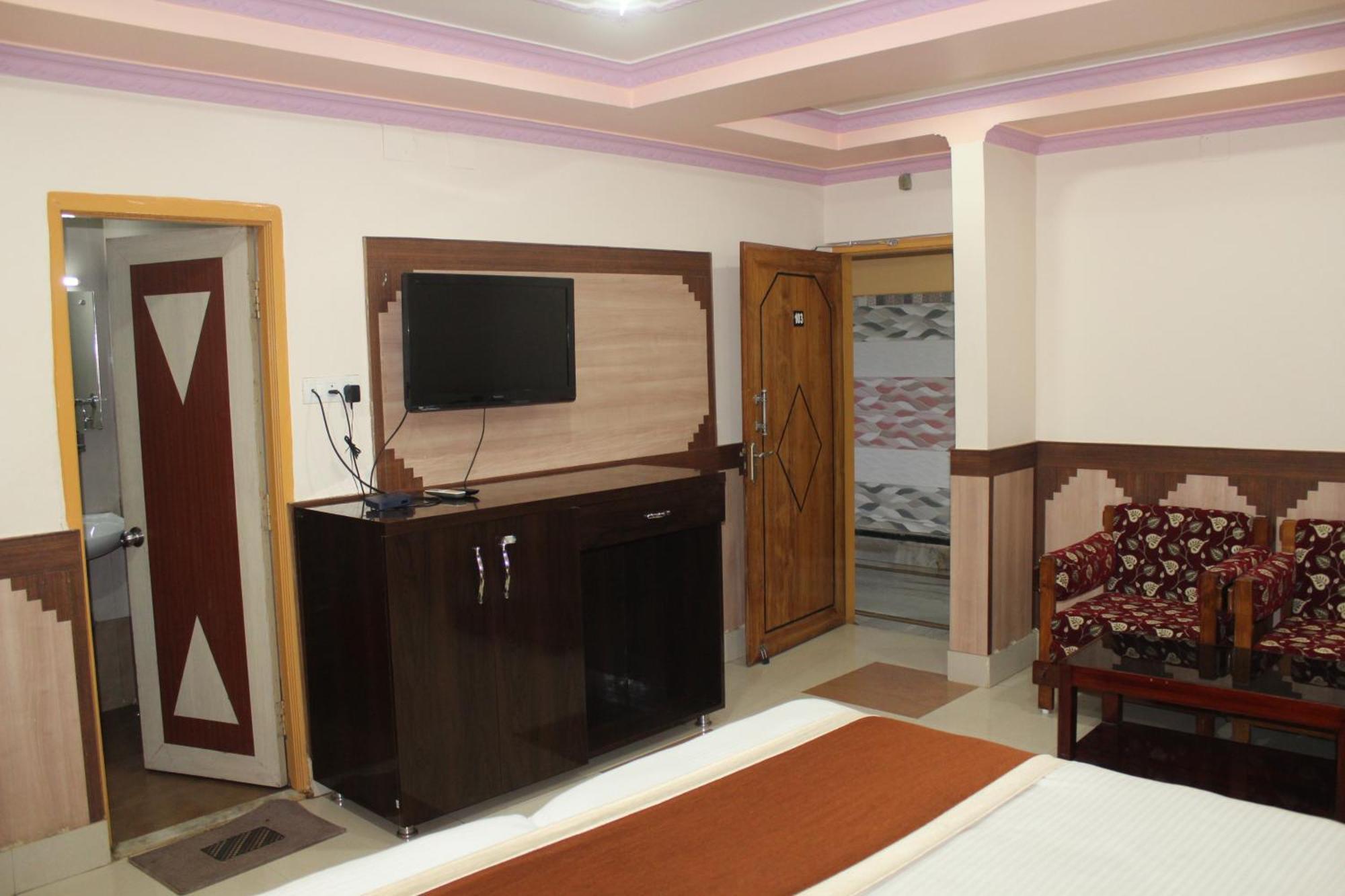Gokul Plaza Hotel บูบันเนสชวาร์ ภายนอก รูปภาพ