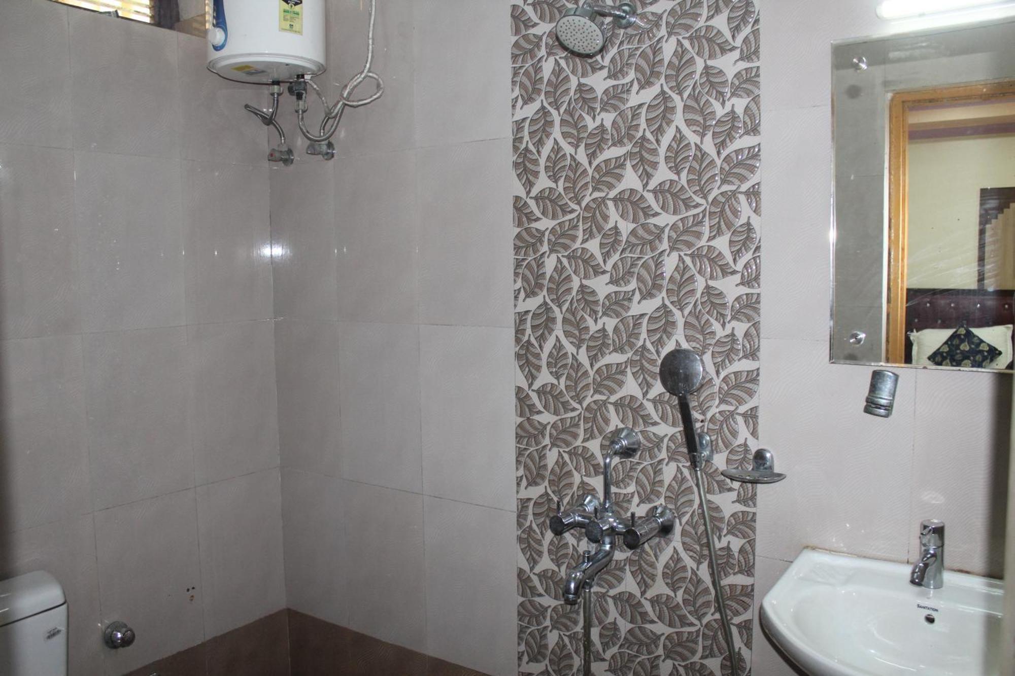 Gokul Plaza Hotel บูบันเนสชวาร์ ภายนอก รูปภาพ