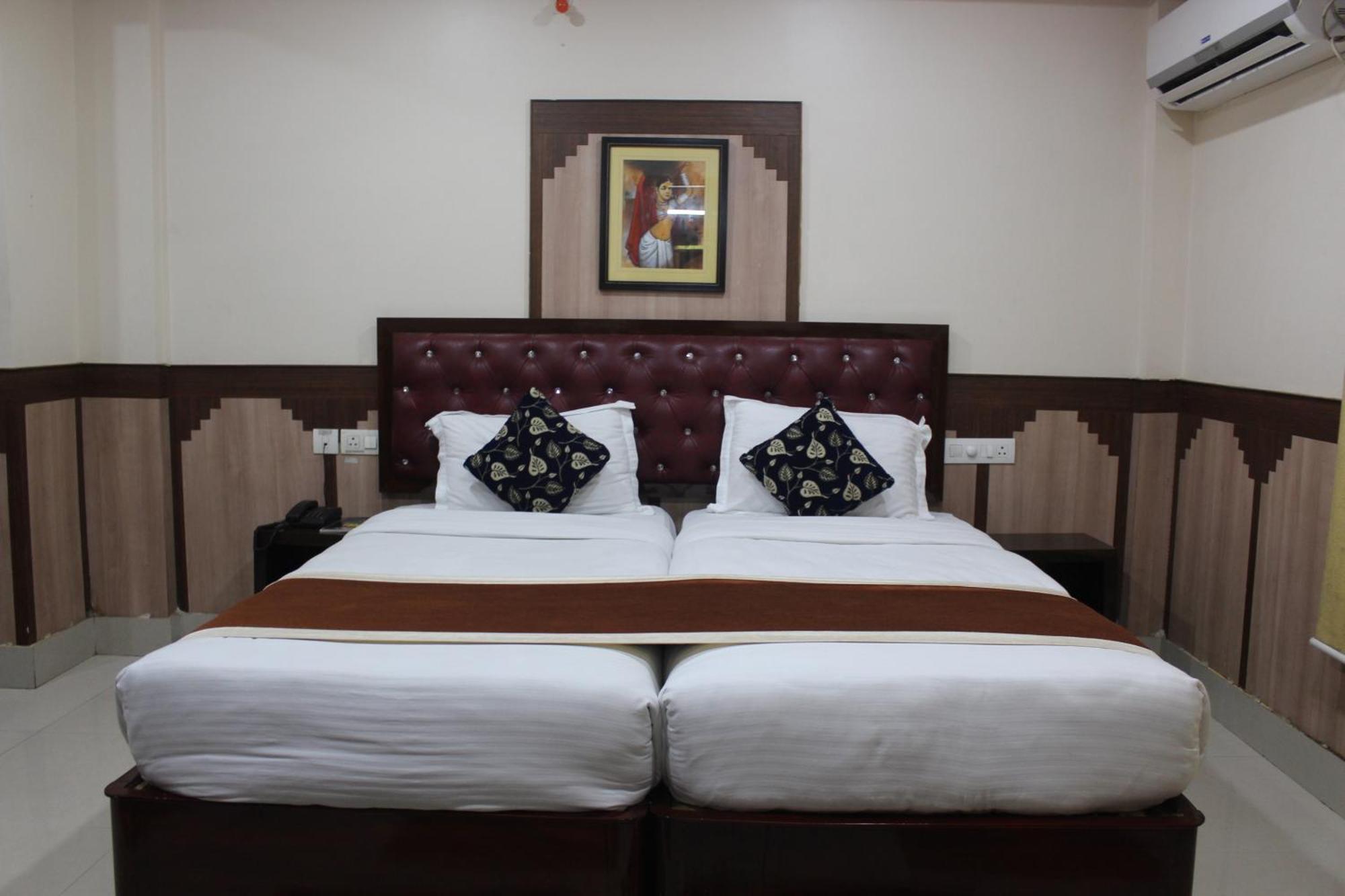 Gokul Plaza Hotel บูบันเนสชวาร์ ภายนอก รูปภาพ