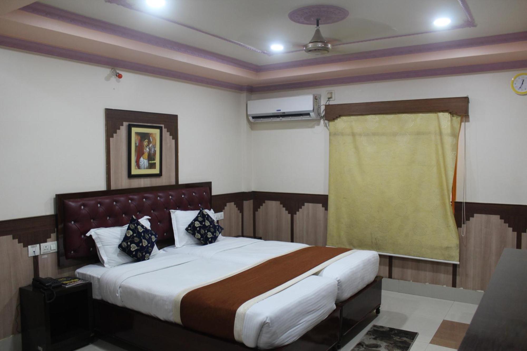 Gokul Plaza Hotel บูบันเนสชวาร์ ภายนอก รูปภาพ