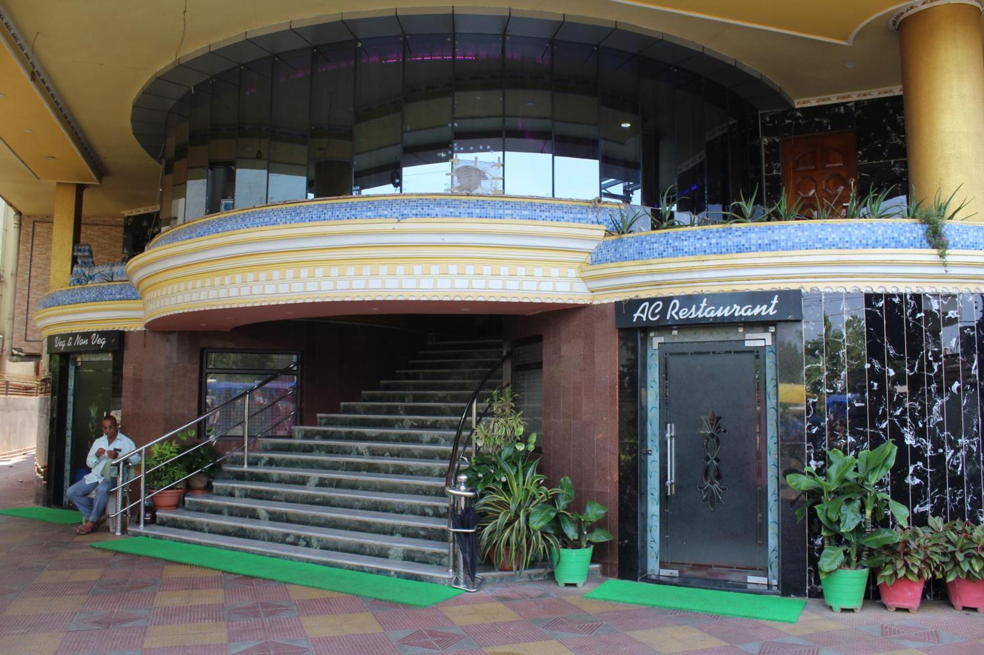Gokul Plaza Hotel บูบันเนสชวาร์ ภายนอก รูปภาพ