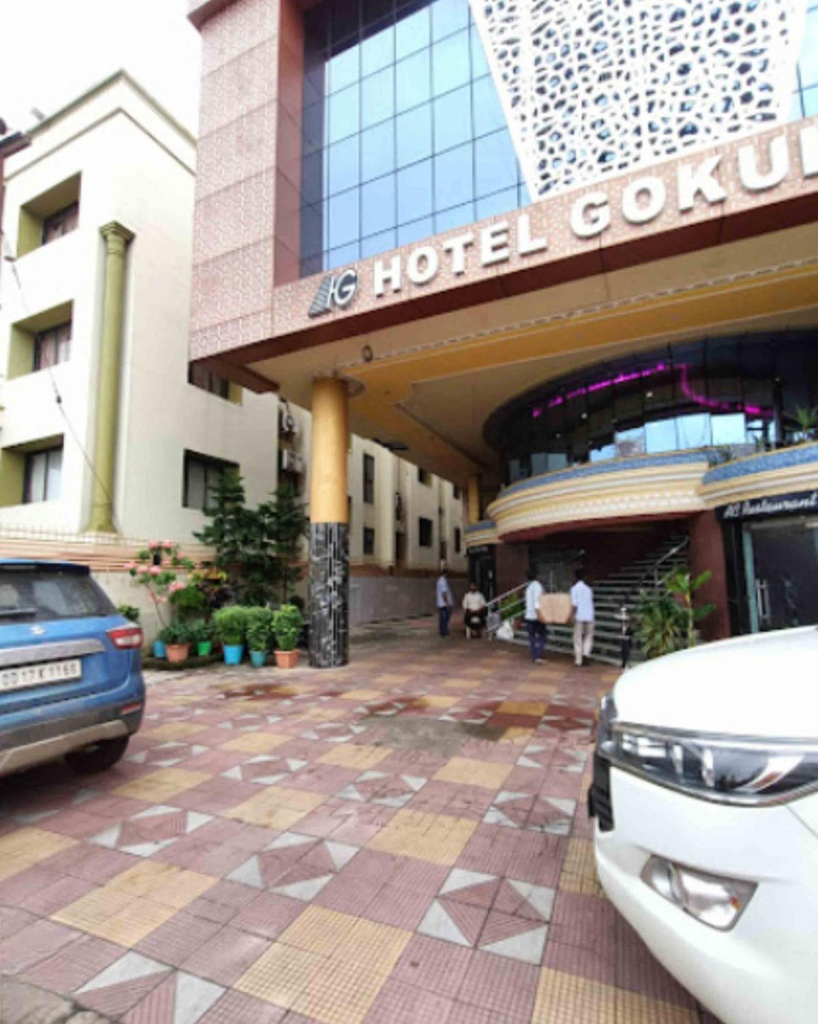 Gokul Plaza Hotel บูบันเนสชวาร์ ภายนอก รูปภาพ