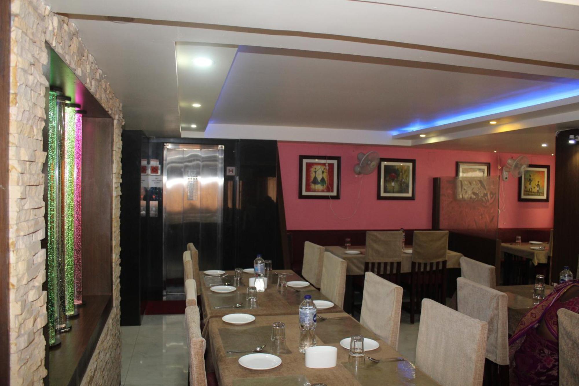 Gokul Plaza Hotel บูบันเนสชวาร์ ภายนอก รูปภาพ